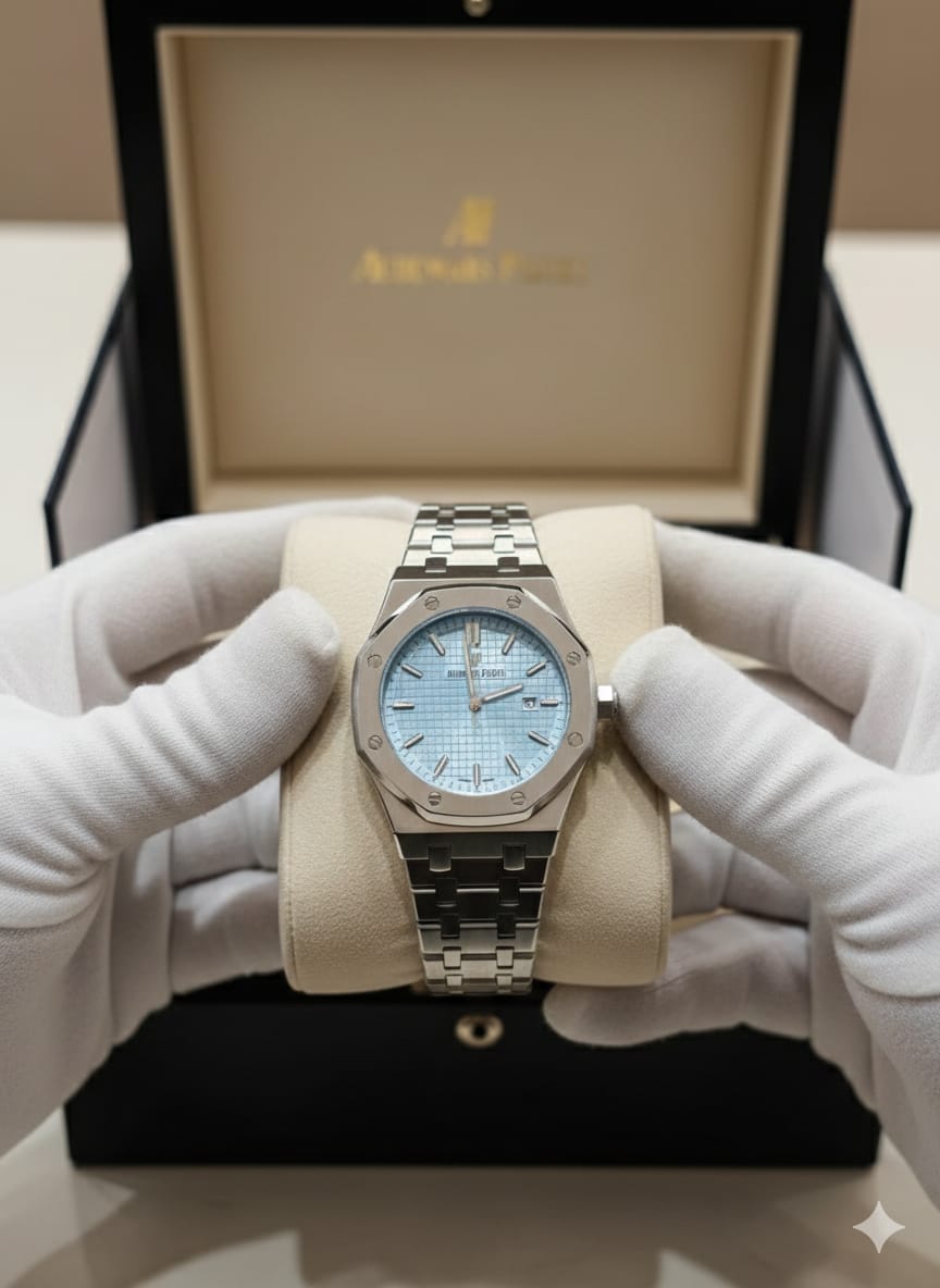 Audemars Piguet Royal Oak | Stainless steel | Silver Chain and ice-blue Dial