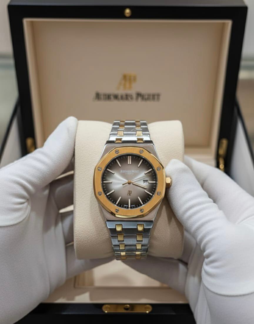 Audemars Piguet – Royal Oak Selfwinding (two-tone stainless steel & yellow gold, grey / smoke dial)